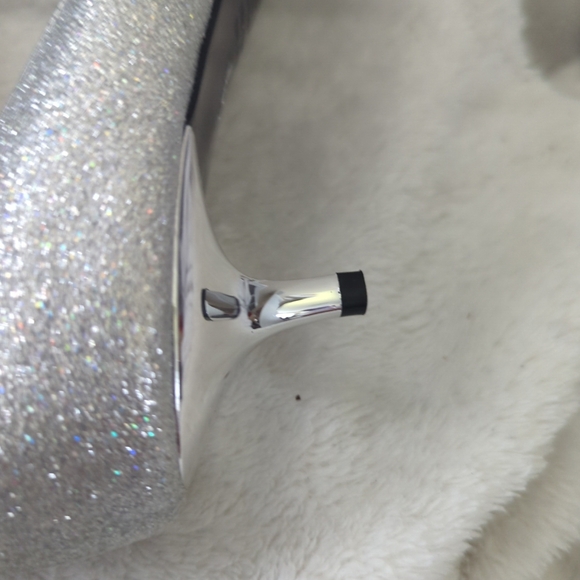 Woman's Nina Evita pump silver wedding point toes size 7.5 Small ding - Picture 4 of 7